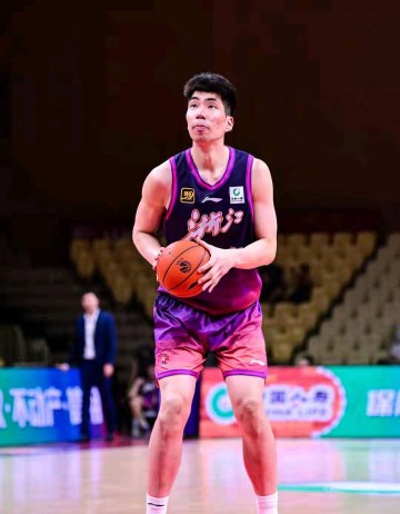 余嘉豪签约西甲三年,首季租借西乙,月薪仅2000欧,损失千万令人惋惜