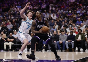 鲍尔30分德罗赞空砍39分 黄蜂胜国王